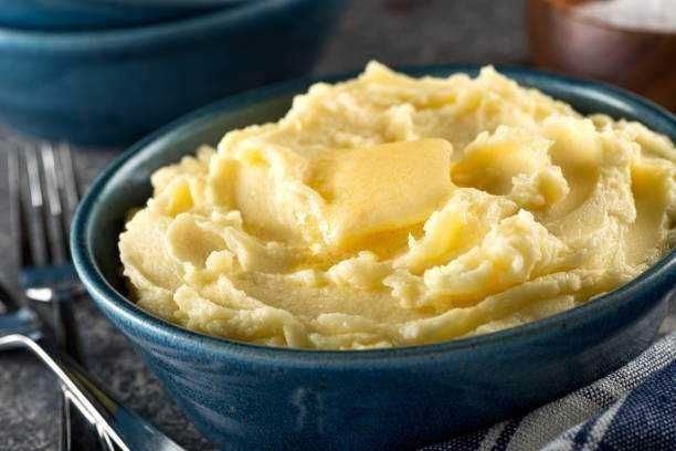 Purè di patate cremoso servito in una ciotola blu, ideale come contorno o comfort food. Ricetta semplice e gustosa perfetta per ogni occasione.