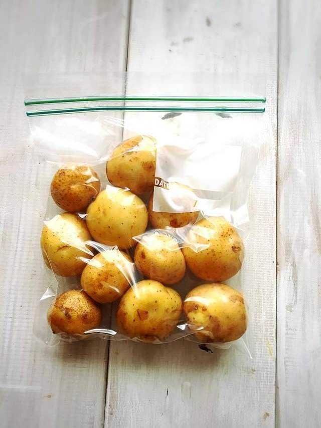Patate novelle fresche in sacchetto trasparente, alimenti naturali e salutari, pronta per cucinare o conservare, ideale per ricette di cucina italiana, immagine di alta qualità per blog di ricette.