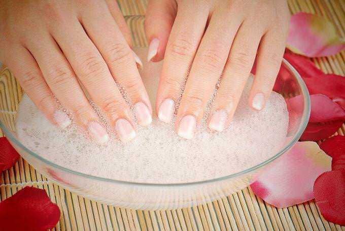 Bagno rilassante per le mani con petali di rosa, cura naturale delle unghie