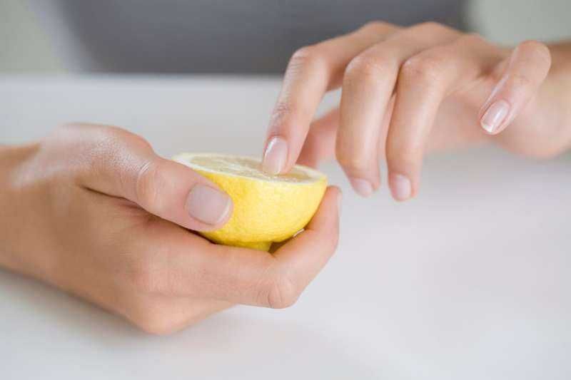 10 rimedi naturali unghie rovinate dallo smalto (2026) 3 Succo di limone, rimedio naturale per rinforzare le unghie rovinate dallo smalto
