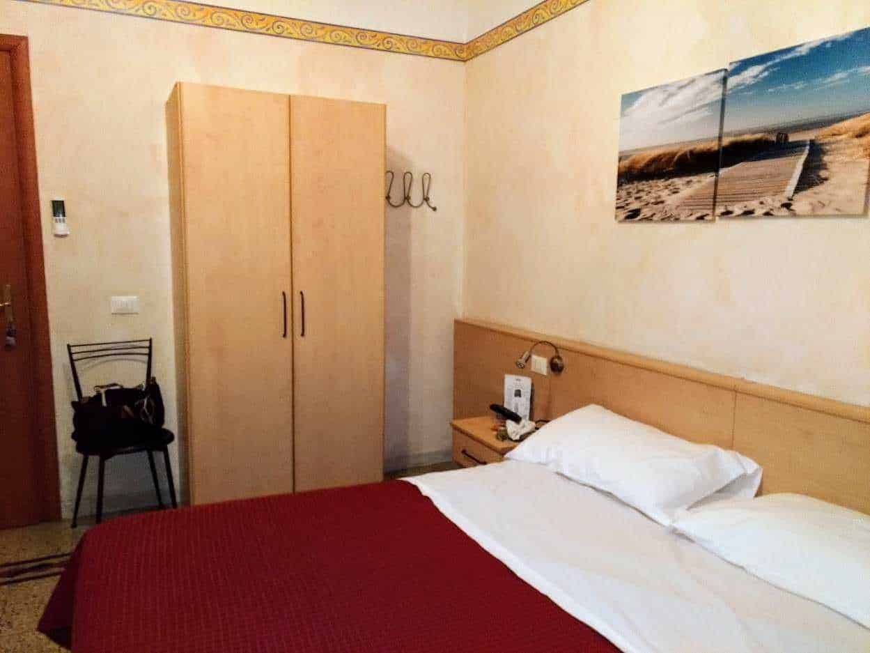 Ventilatore a soffitto con telecomando in mano, immagine di arredo casa, funzionamento facile, risparmio energetico, design moderno, ideale per ambienti domestici.