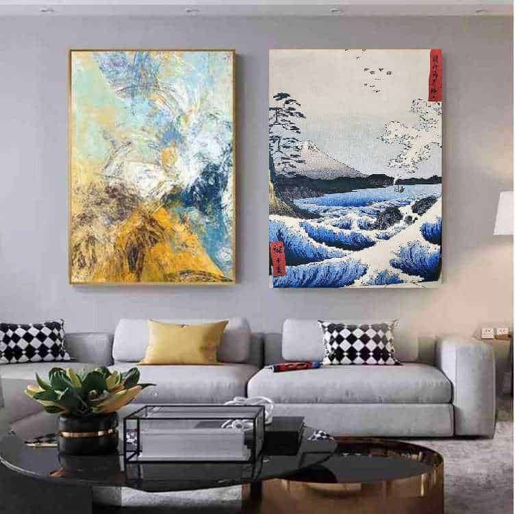 Vernice astratta e paesaggio giapponese su tela nel soggiorno elegante con divano grigio e cuscini decorativi, perfezione per arredo moderno e ambiente raffinato.