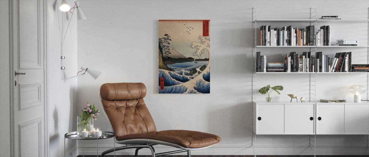 Sedia lounge in stile vintage con libreria moderna e arte giapponese su parete, ambiente elegante e accogliente per lettura e relax, decor minimalista con piante e libri.