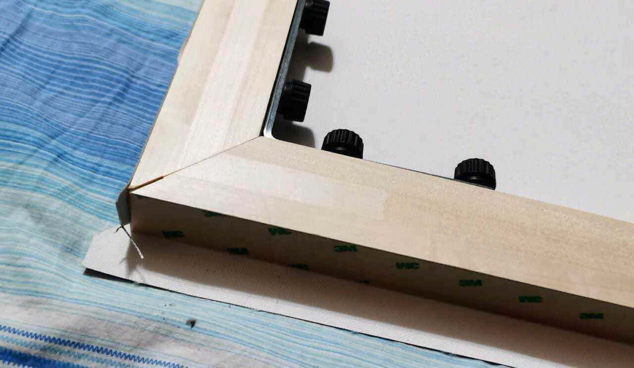 Finestra in legno con vetro e manopole nere, pronta per essere installata o assemblata. Focus su dettagli di falegnameria, design e materiali di alta qualità. Ideale per progetti di bricolage o ristrutturazione casalinga.