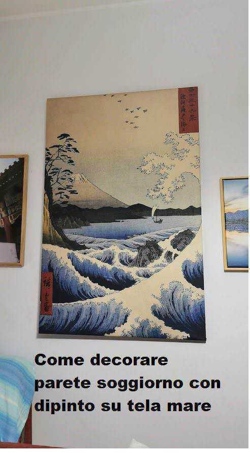 Vasto dipinto giapponese raffigurante onde del mare con montagna e alberi, decorazione murale di stile tradizionale orientale per pareti soggiorno.