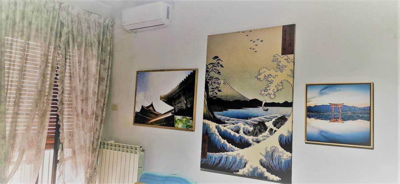 Come decorare parete soggiorno con stampe su tela mare