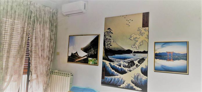 Come decorare parete soggiorno con stampe su tela mare