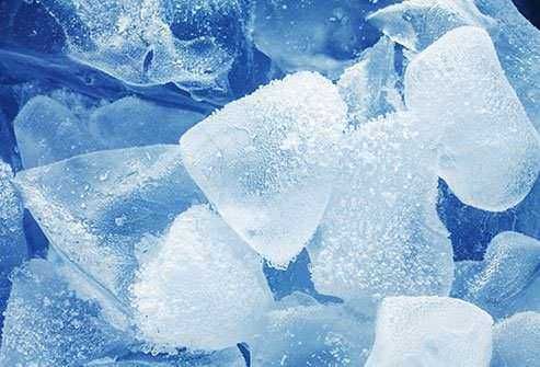 Come eliminare i lividi, 13 rimedi naturali 4 Impacco di ghiaccio, uno dei rimedi naturali più efficaci per eliminare i lividi