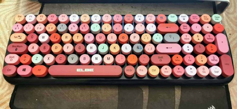 L'origine e l'evoluzione della tastiera QWERTY 5 Tastiera meccanica vintage con tasti colorati, esempio di variante QWERTY internazionale