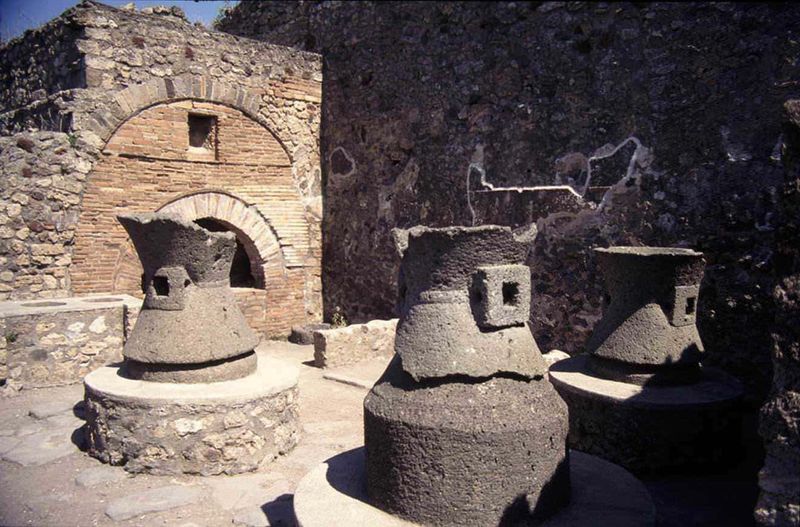 Pompei scavi scoperta: 5 rari reperti emersi dagli scavi archeologici 4 Mulini a mano in pietra. Pompei, I secolo d.C.