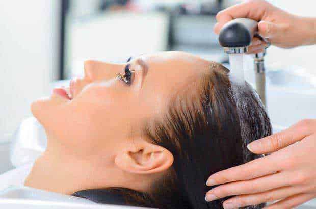 Trattamento estetico viso con idroterapia e massaggi, protagonista una donna distesa in una spa di lusso. Cura della pelle e benessere attraverso pratiche di bellezza rilassanti.