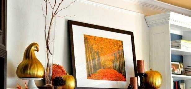 10 Idee arredamento autunno in casa nei colori caldi 5 Decorazione di interni con quadri autunnali e oggetti decorativi dorati in stile elegante.