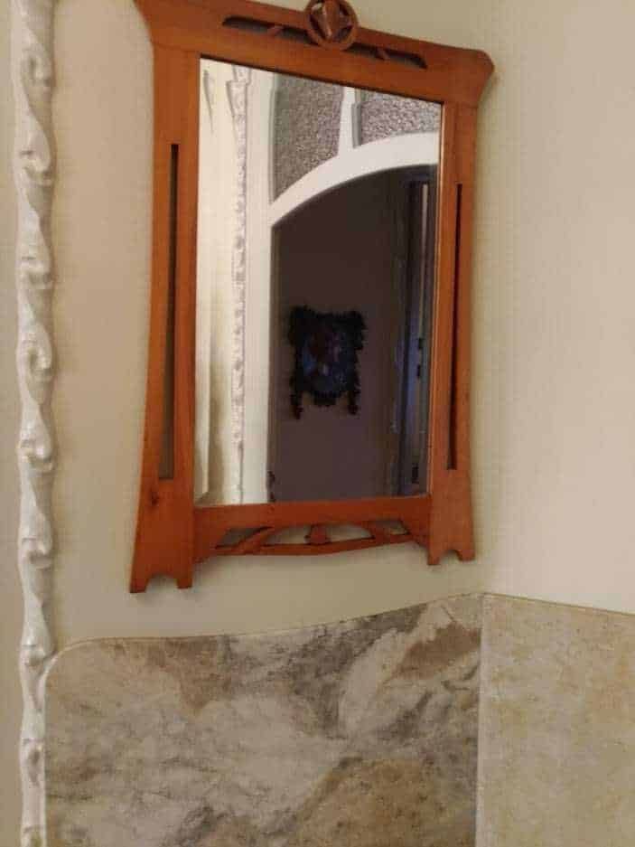 Specchio con cornice marrone in casa