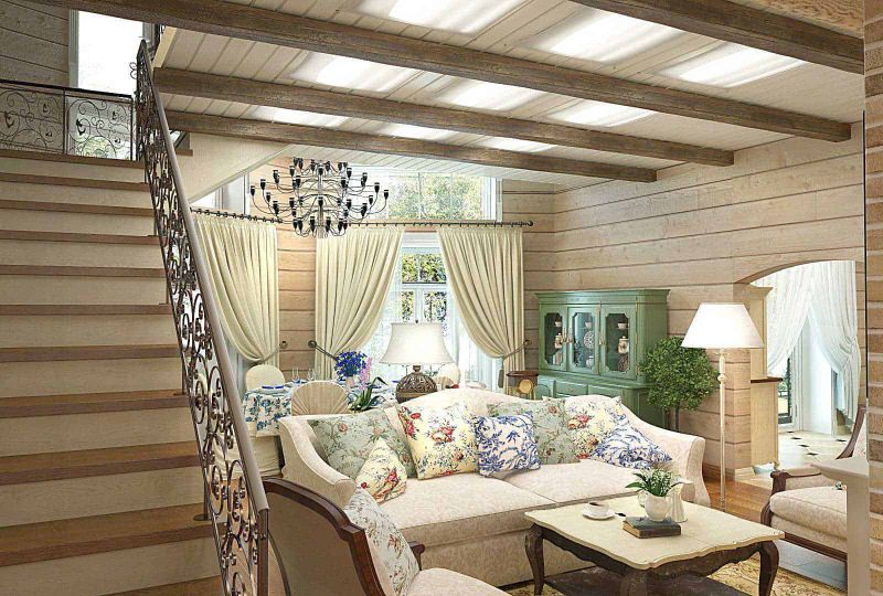 10 Idee arredamento autunno in casa nei colori caldi 8 Elegante soggiorno in stile rustico con soffitti a travi in legno, grande lampadario nero e arredi shabby chic in stile country. Pareti in legno, grande finestra con tende chiare e sala da pranzo con tovaglia floreale.