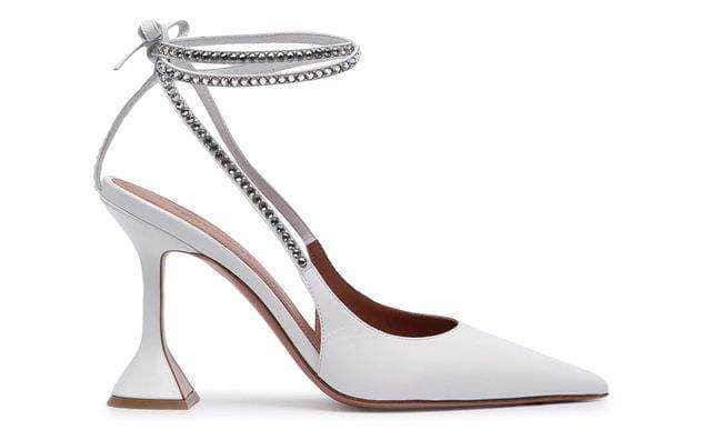 Scarpa con tacco a spillo bianca con decorazione di strass e cinturino anallergico, stile elegante e sofisticato, perfetta per occasioni speciali e eventi di moda.