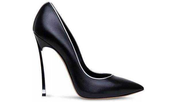 Scarpa donna con tacco alto nero elegante stile classico e di tendenza, perfetta per occasioni formali e look sofisticato.