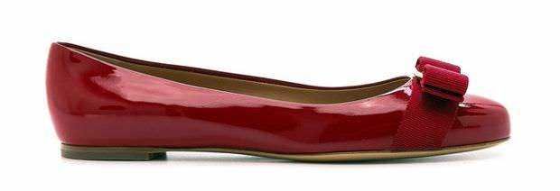 Tipi di tacchi iconici: Numero di scarpe rosso lucido con fiocco decorativo, scarpa ballerina femminile elegante.