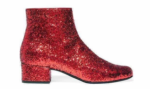 Stivaletti rossi con glitter, moda scarpe glamour e tendenza inverno 2024.