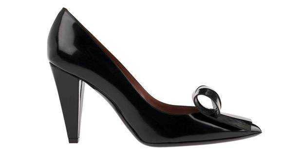 Stivale donna con tacco alto e punta piccola in pelle lucida nera, elegante e di moda.