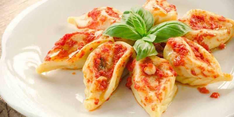 13 Primi piatti italiani famosi nel mondo, dal Cacio e pepe in poi 13 Pomodori ripieni di formaggio e basilico su piatto bianco, deliziosi antipasti italiani con salsa di pomodoro e mozzarella. Ricetta semplice e gustosa, perfetta per ogni occasione.