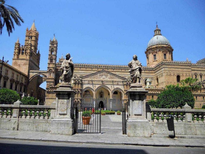25 luoghi da visitare a Palermo e dintorni in stile arabo normanno 6 Antico edificio religioso con sculture e torre campanaria, esempio di architettura storica e cultura italiana, situato nel centro storico di una città italiana.