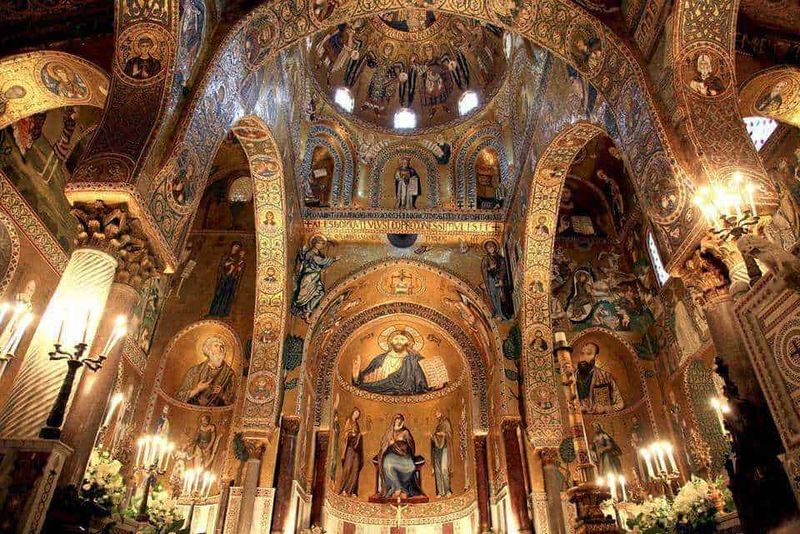 25 luoghi da visitare a Palermo e dintorni in stile arabo normanno 5 Mahé d'église ortodossa italiana decorata con mosaici dorati di icone religiose, archi elaborati e candelabri, rappresentando un importante esempio di arte cristiana orientale e patrimonio spirituale.