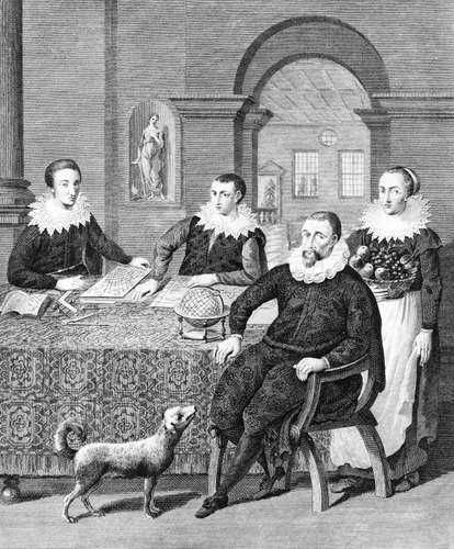 Un ritratto storico in stile disegno su carta di un uomo seduto a una scrivania con tre donne intorno, accompagnato da un cane, ambientato in un interno con archi e quadri alle pareti.