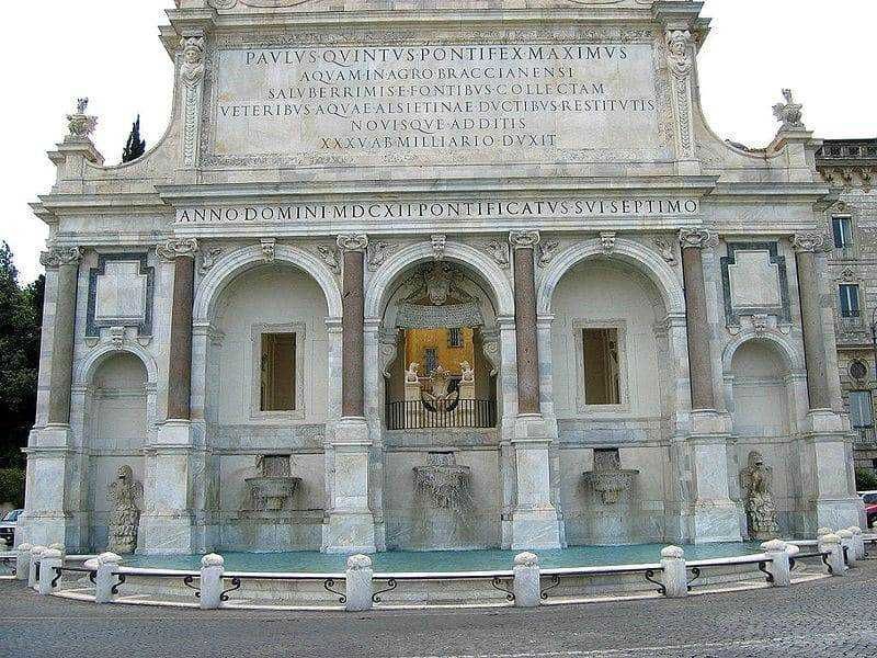 Fontana storica di Piazza Navona a Roma, dettagli architettonici classici, fontana barocca con statue e iscrizioni latine, simbolo di arte e storia italiana.