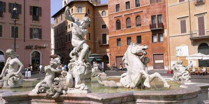 13 Fontane storiche di Roma celebrative 6 Fontana delle Tartarughe in Piazza Mattei a Roma, monumento barocco con statue di creature marine e figure leggendarie, simbolo di arte e storia italiana.