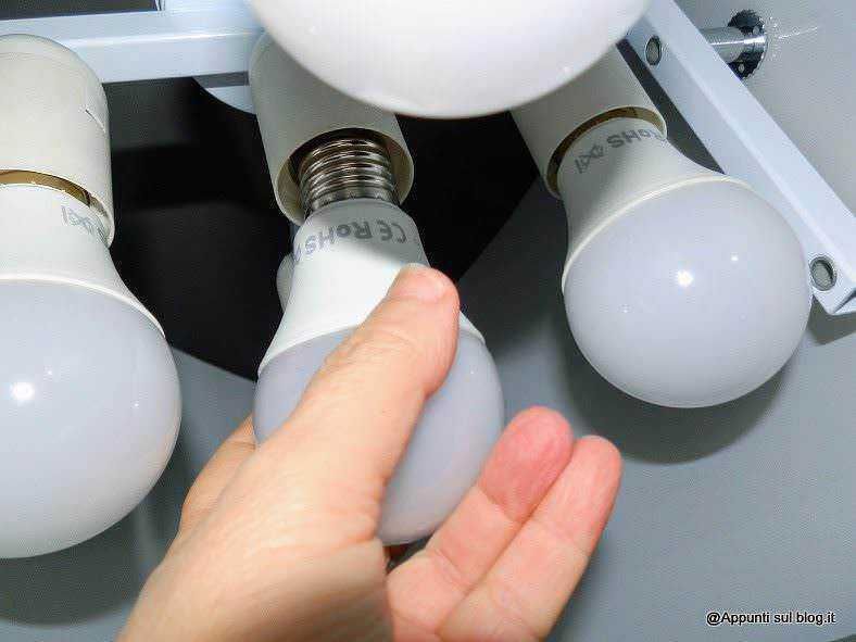 Modi per risparmiare energia elettrica: Lampadine LED in fase di installazione, tecnologia di illuminazione innovativa per case e uffici, risparmio energetico e efficienza luminosa.