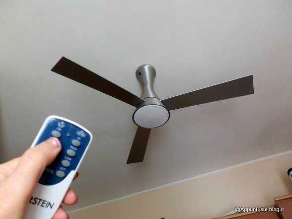 Ventilatore al soffitto con telecomando, aria fresca, clima domestico, comfort casa, elettronica moderna, tecnologia per ventilazione, aria condizionata, raffreddamento interno, energia efficiente, dispositivi smart.