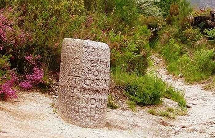 Antica tecnologia romana antisismica, 15 esempi 3 Antico pilastro con iscrizioni romane, percorso archeologico, sito storico in natura, tracce di antiche civiltà, escursione culturale e storica all'aperto.