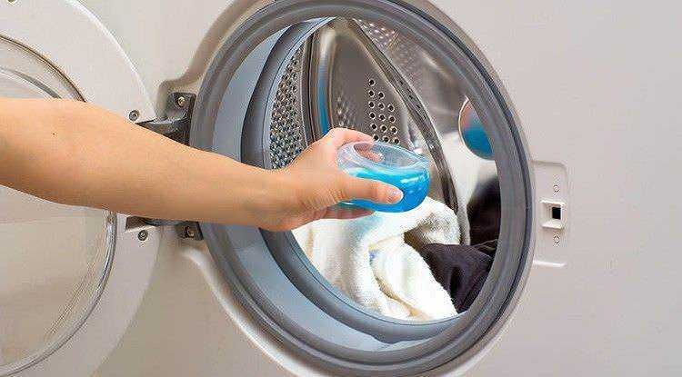 Letto che carica una lavatrice con detergente liquido, tecnologia e casa intelligente, cura della casa, innovazione domestica, lavaggio efficiente, apparecchiature moderne per la pulizia domestica, blog di tecnologia domestica, consigli per la casa intelligente, approfondimenti su elettrodomestici.
