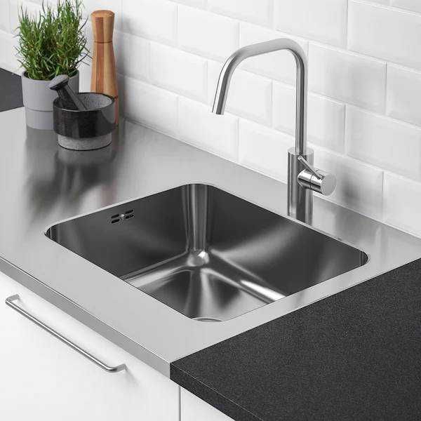 Lavello da cucina in acciaio inox con rubinetto moderno e superficie resistente, ideale per cucine contemporanee e facili da pulire. Perfetto per la vita quotidiana in cucina.