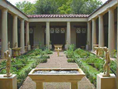 Un giardino storico con colonne in stile classico, fontane e statue in pietra, ambiente eleganti e tranquillo, ideale per passeggiate e relax in un contesto artistico e culturale.