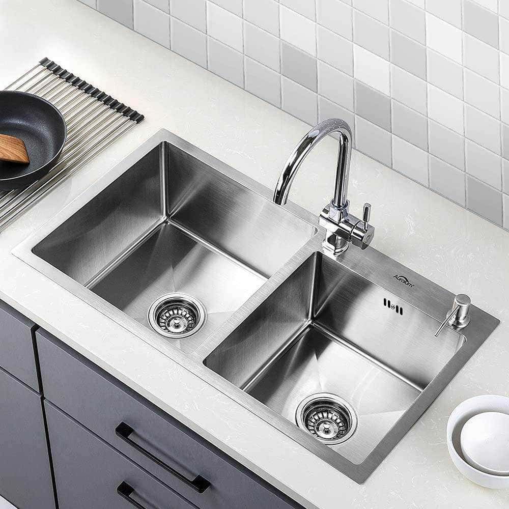 Lavello da cucina in acciaio inox doppia vasca con rubinetto moderno, superficie lucida e design funzionale. Ideale per cucine moderne e resistenti.
