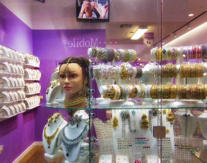 Quante perle nel bracciale, pari o dispari? 2 Perle del bracciale feng shui: Braccialetti e collane in vetro esempio di accessori di gioielleria tradizionale in un negozio di bijoux.
