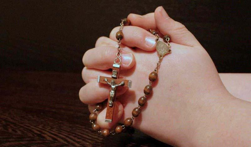 Quanti grani ha un rosario? Breve storia del rosario 2 Quanti grani ha il rosario: Quanti grani ha un rosario? Breve storia del rosario. Rosario cattolico con grani e crocifisso