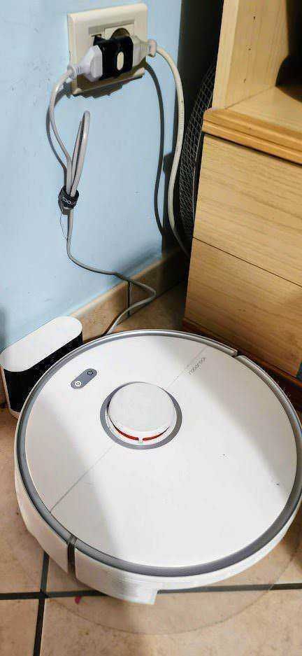 Rete di ricarica per robot aspirapolvere collegato a presa di corrente domestica.