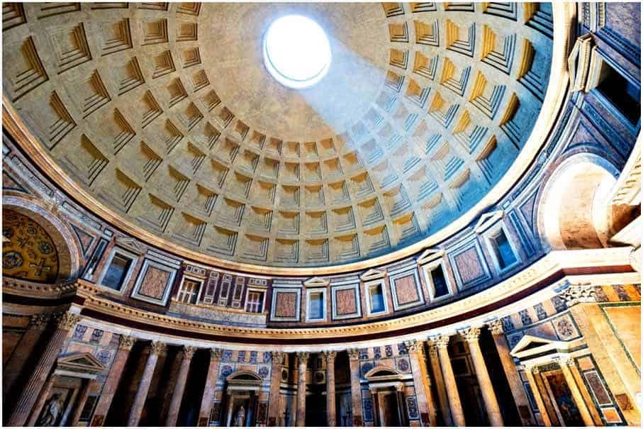 Religione e architettura: vista dall'interno della Cupola di San Pietro, un capolavoro dell'arte rinascimentale con dettagli decorativi e un'apertura centrale che lascia entrare la luce naturale.