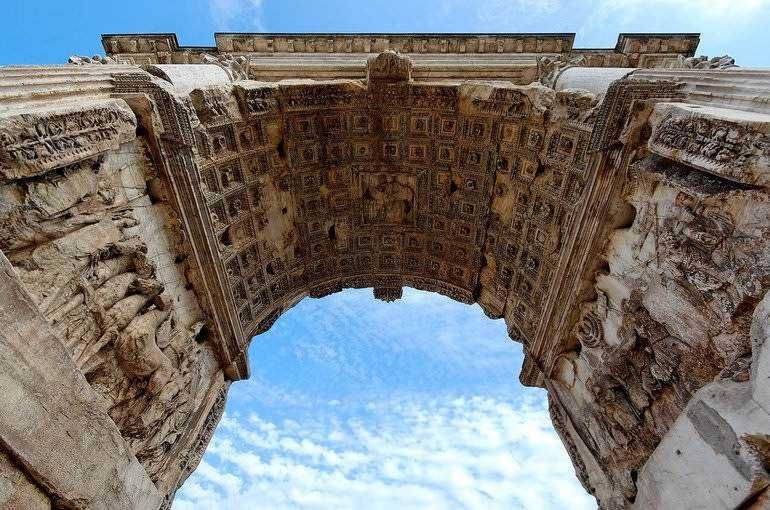 Antica porta di Roma con dettagli architettonici ben conservati, simbolo della storia e del patrimonio culturale italiano.