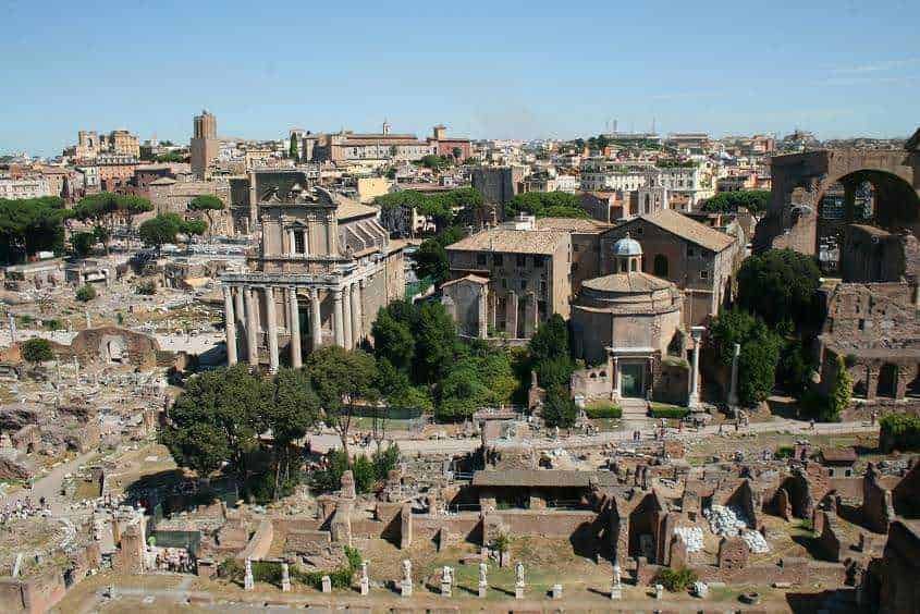 Antica rovina romana con architetture storiche e resti archeologici nel centro di Roma, Italia.