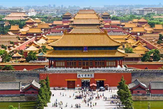 Immagine di un antico complesso templare cinese con tetti dorati e architettura tradizionale, simbolo di cultura e storia millenaria in Cina, visitato da numerosi turisti.