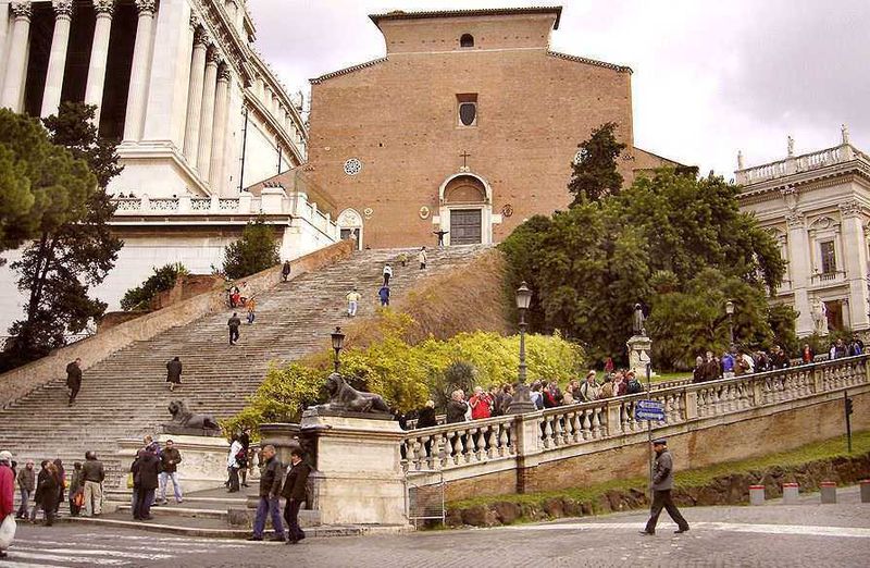 7 colli di Roma nomi e storia 5 Escalinata di Trinità dei Monti a Roma, punto di interesse storico e turistico con sculture di leoni e vista panoramica sulla città.