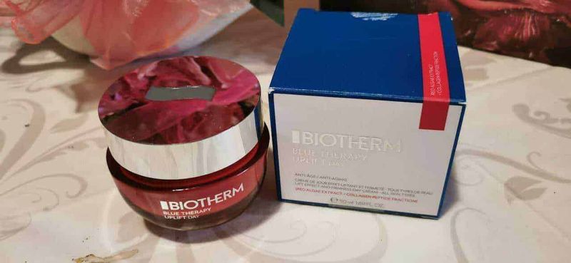Blue Therapy Red Algae Uplift Day di Biotherm: crema effetto lifting 2 Crema lifting anti-età: Crema viso Biotherm Blue Therapy Uplift Day, trattamento anti età e rassodante, con estratti di collagene e antiossidanti, in confezione elegante per la cura della pelle.