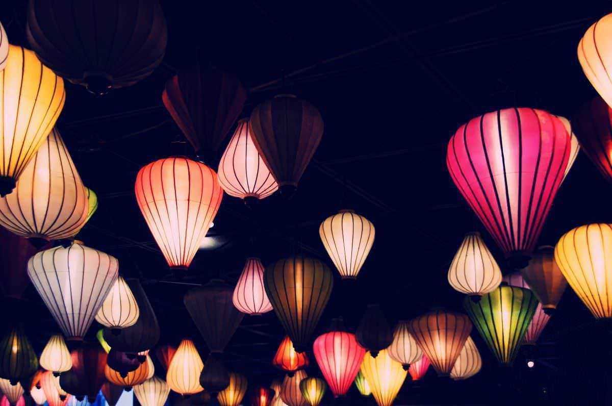 Colorati lanterne di carta decorative per festa, illuminano un'atmosfera calda e festosa. Perfette per eventi speciali, festival o decorazioni di ambienti esterni e interni.