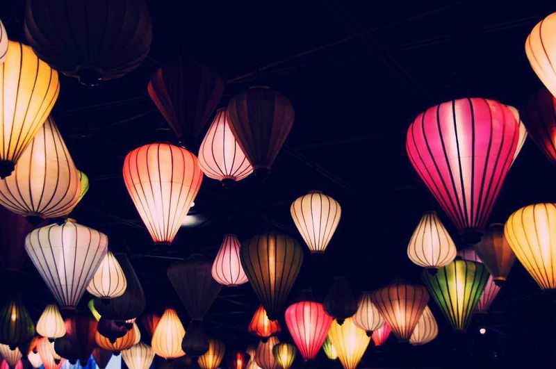 Cultura e tradizioni della Cina, 12 usanze interessanti 8 Colorati lanterne di carta decorative per festa, illuminano un'atmosfera calda e festosa. Perfette per eventi speciali, festival o decorazioni di ambienti esterni e interni.