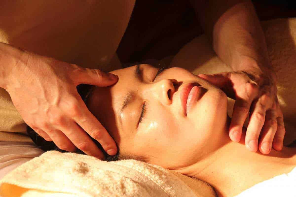 Relaxante sessione di massaggio facciale con tecniche di digitopressione. Uomo che riceve un massaggio rilassante per alleviare stress e tensione muscolare, promuovendo benessere e relax totale.