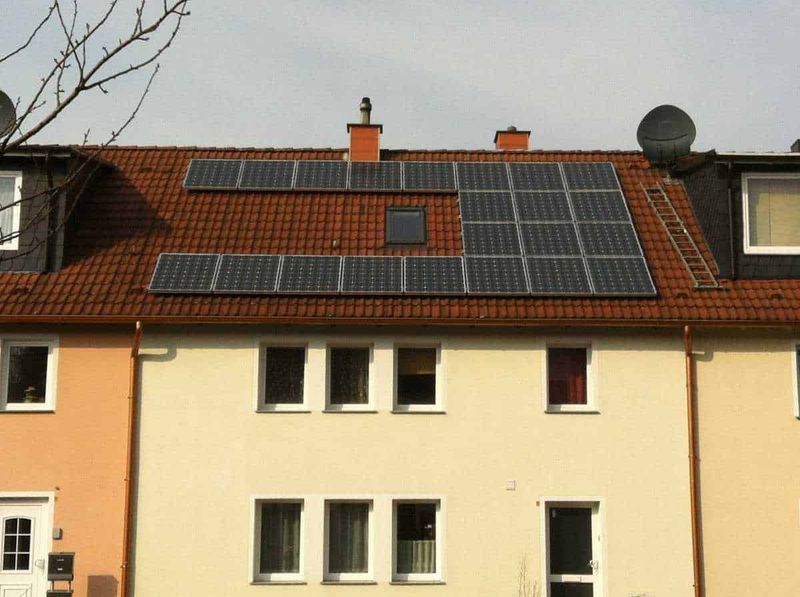 Fotovoltaico e Cogenerazione - 2 Metodi alternativi per la produzione di energia elettrica 3 Pannelli solari installati sul tetto di una casa residenziale con tetto in tegole rosse, rappresentando un esempio di energia rinnovabile e sostenibilità ambientale.