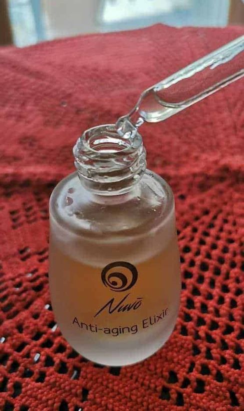 Siero bava delle lumache a cosa serve? 4 Flacone di siero anti-invecchiamento con contagocce, prodotto 100% naturale, ideale per la cura della pelle del viso, rinnovata e più luminosa grazie a ingredienti naturali e antiossidanti.